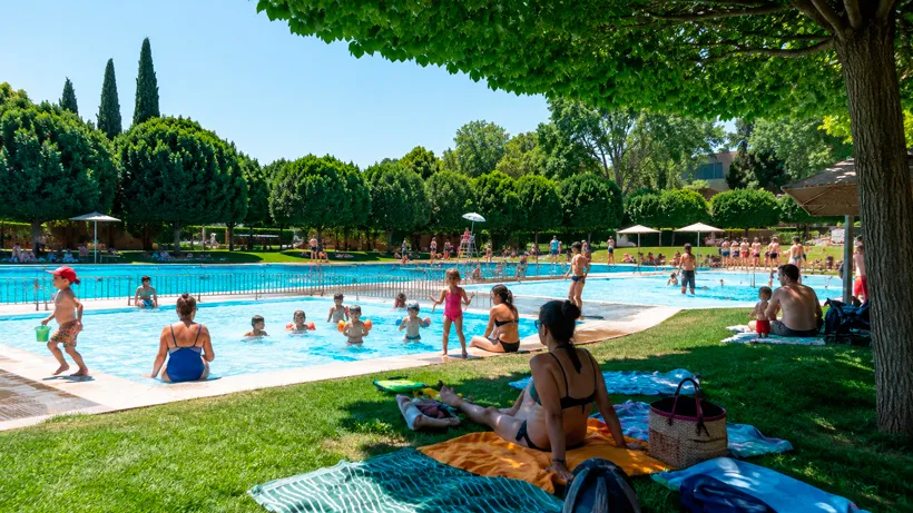 Imagen de piscinas públicas en Madrid con niños